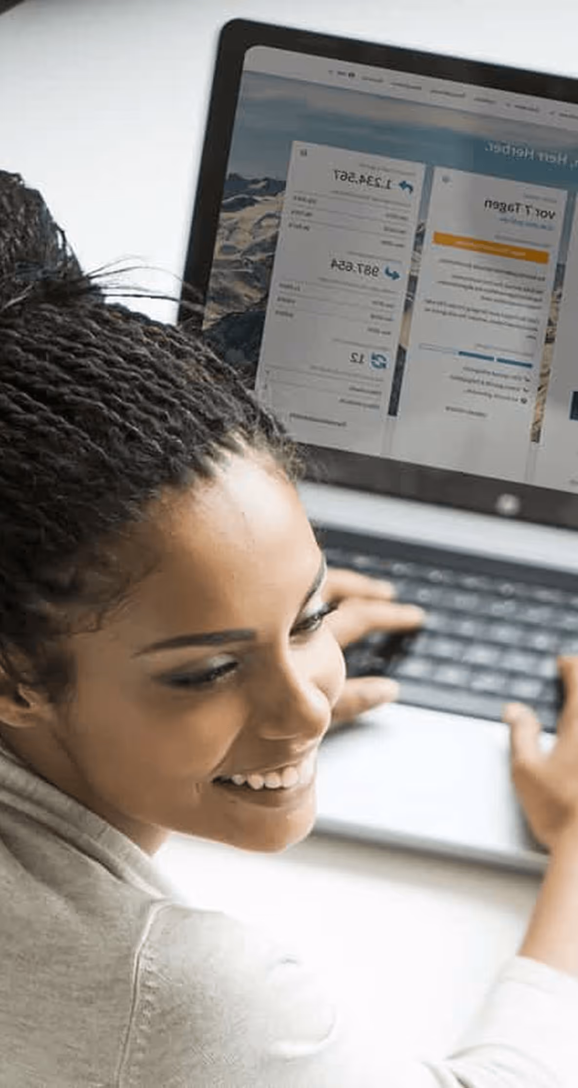 Frau arbeitet lächelnd am Laptop, betrachtet Webseite mit Analysedaten und Diagrammen.