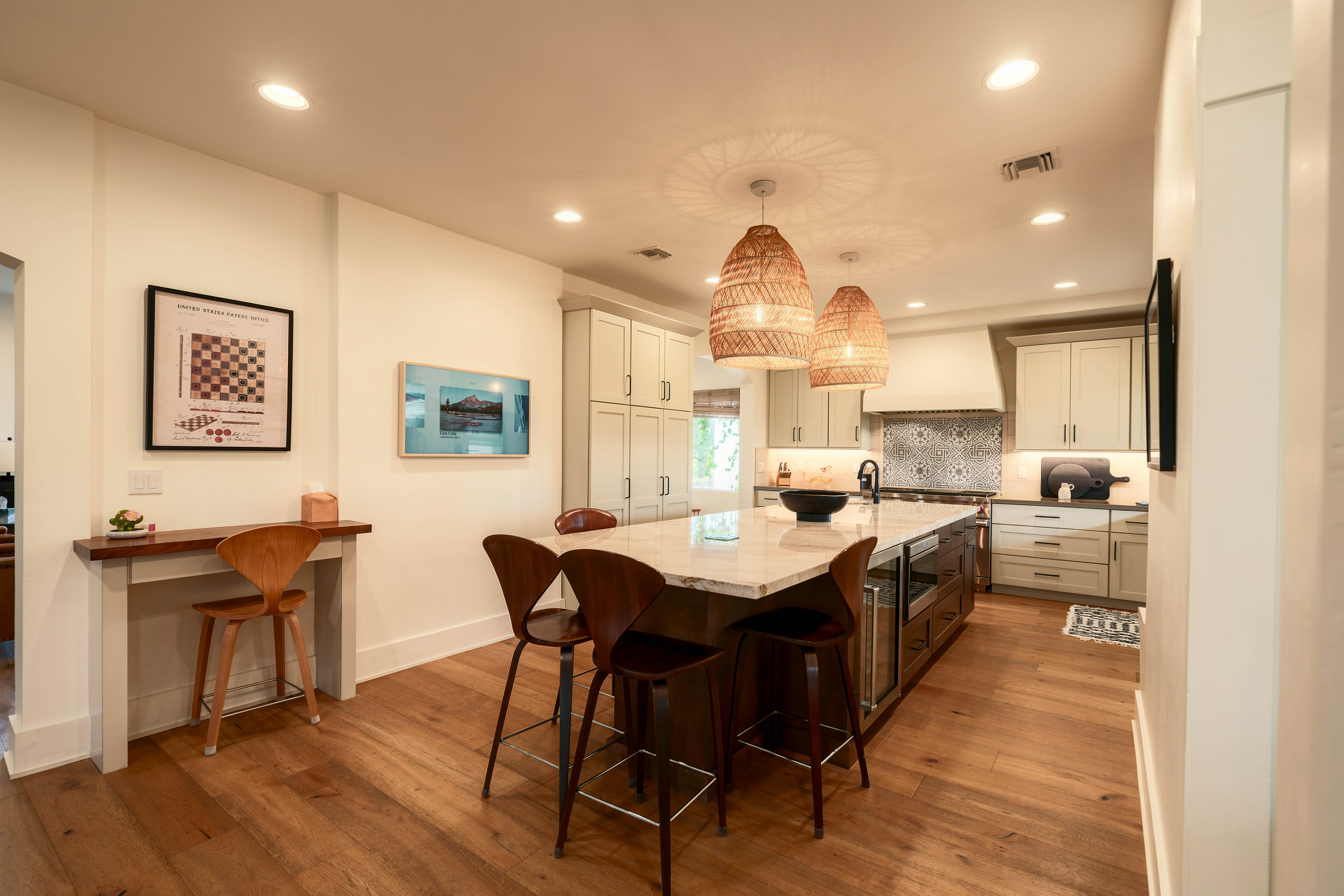 Kitchen edited in Luxe: A warm, golden finish with a soft, inviting glow.