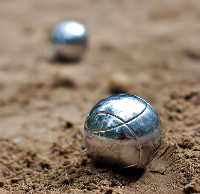 Boules de pétanque sur le terrain extérieur de l'hôtel Ysotop idéal pour un team building à Grenoble.