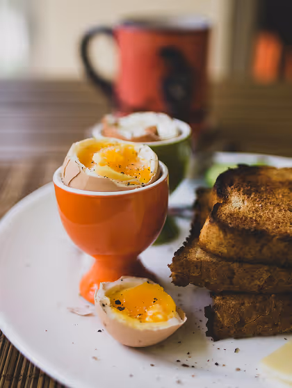 Œufs à la coque et toasts servis au petit-déjeuner buffet de l'hôtel Ysotop à Grenoble.