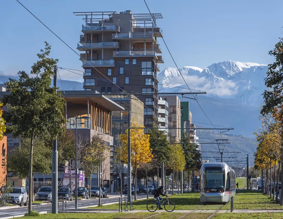 Tramway et immeubles modernes de la Presqu'île scientifique de Grenoble, adresse de l'hôtel Ysotop.