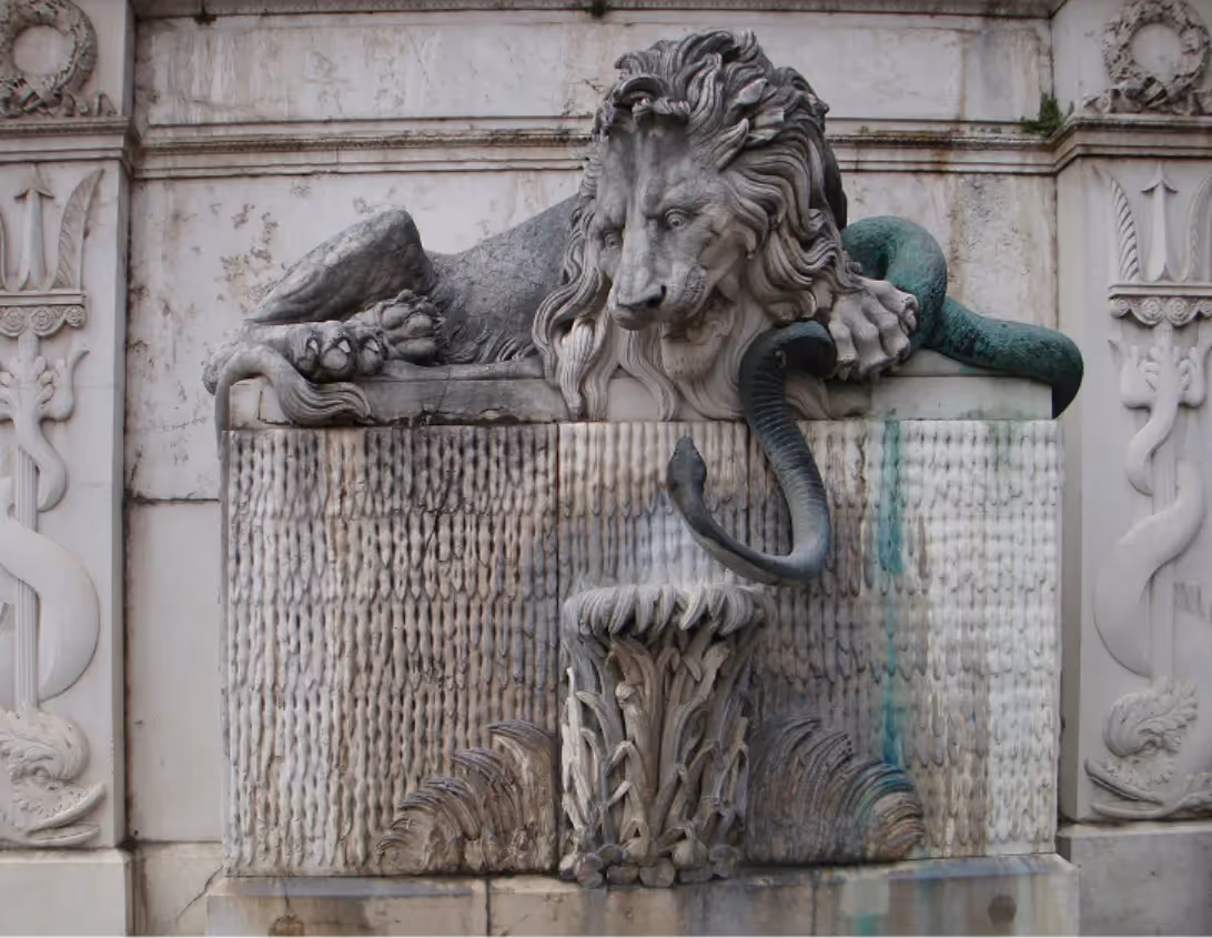 Sculpture de lion sur une fontaine du centre historique de Grenoble à 15 minutes de l'hôtel Ysotop.