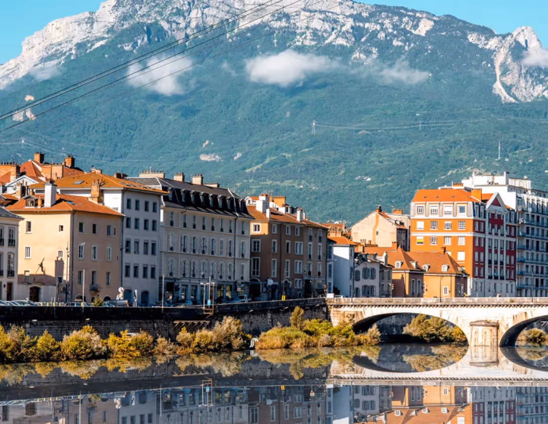 Vue sur les quais de l'Isère et les montagnes de Grenoble à deux pas de l'hôtel Ysotop.