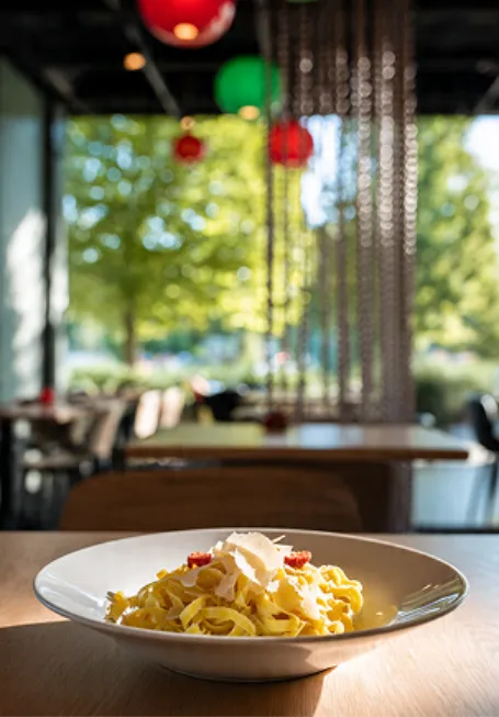 Assiette de tagliatelles fraîches servie au restaurant italien de l'hôtel Ysotop à Grenoble.