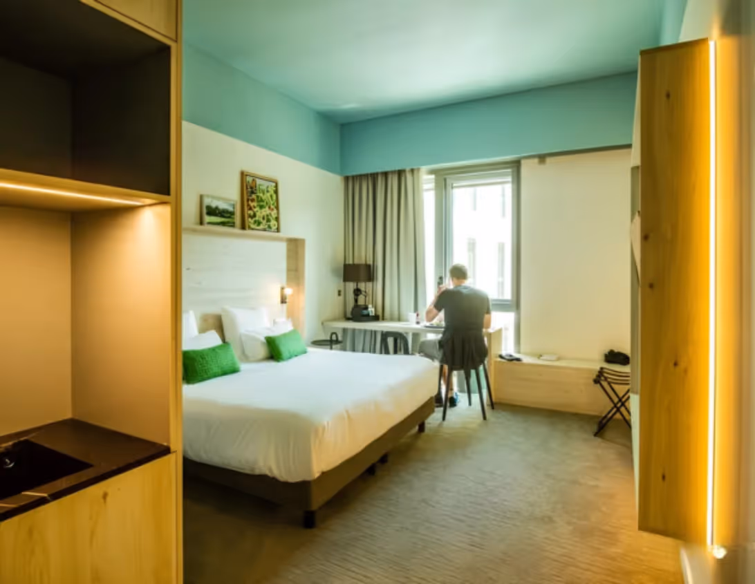 Studio fonctionnel avec espace bureau et kitchenette de l'appart'hôtel 4 étoiles Ysotop à Grenoble.