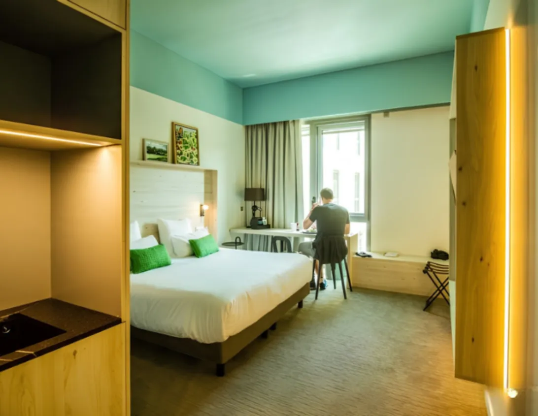 Functional studio with office space and kitchenette in the 4-star Ysotop aparthotel in Grenoble.