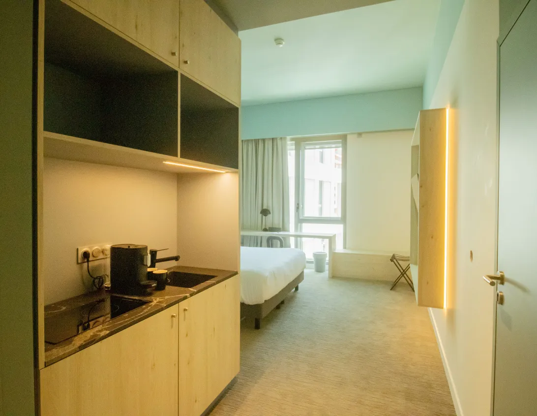 Overview of the studio with equipped kitchenette and double bed at the Ysotop aparthotel in Grenoble.
