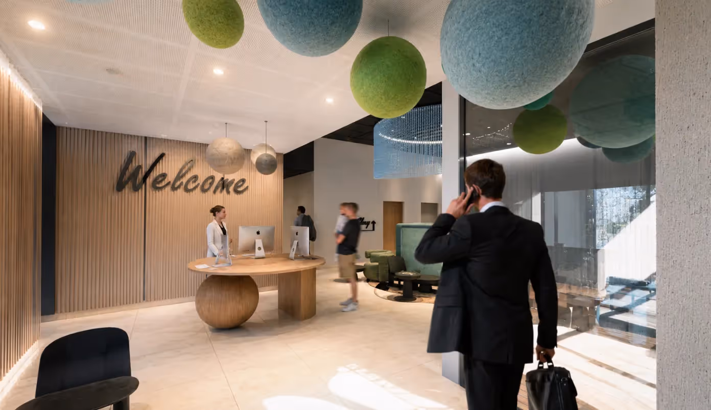 Accueil de l'hôtel 4 étoiles Ysotop à Grenoble avec son inscription Welcome et son desk en bois sculpté.