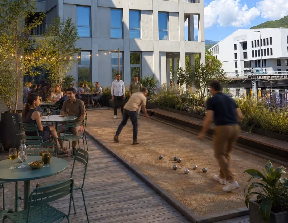 A game of pétanque in the evening on the green terrace of the Ysotop hotel, ideal for team building in Grenoble.