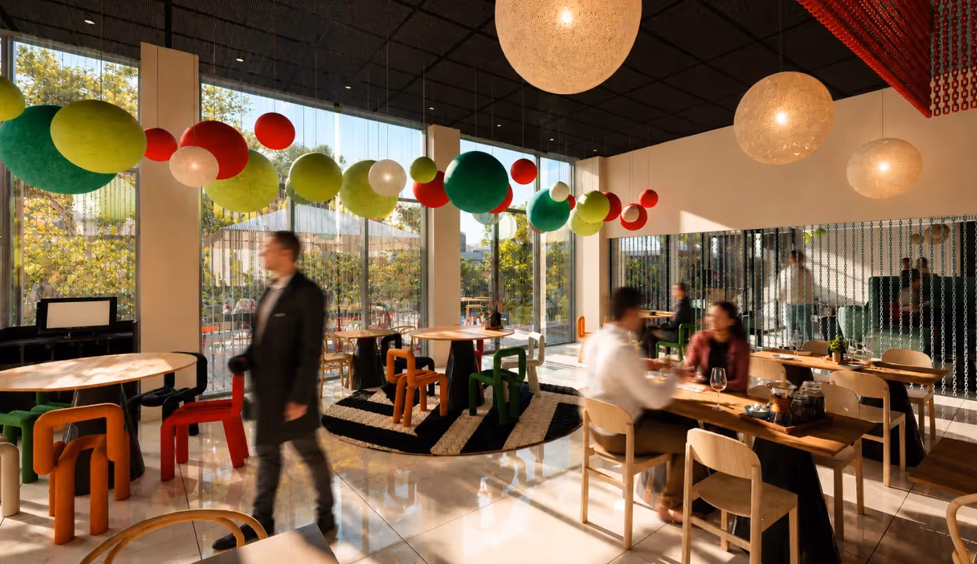 Overview of the Italian restaurant Ysotop in Grenoble, bathed in natural light and decorated with colorful balls.