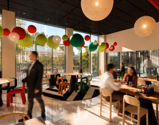 Vue d'ensemble du restaurant italien Ysotop à Grenoble baigné de lumière naturelle et décoré de boules colorées.