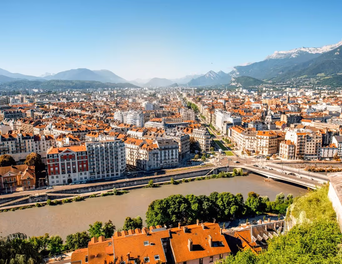Vue panoramique sur les toits de Grenoble et l'Isère depuis les hauteurs près de l'hôtel Ysotop.