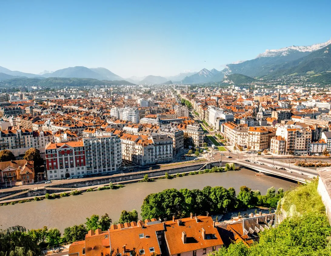 Vue panoramique sur les toits de Grenoble et l'Isère depuis les hauteurs près de l'hôtel Ysotop.