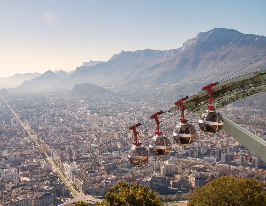 Cabines du téléphérique de la Bastille avec vue aérienne sur Grenoble et ses montagnes à proximité de l'hôtel Ysotop.