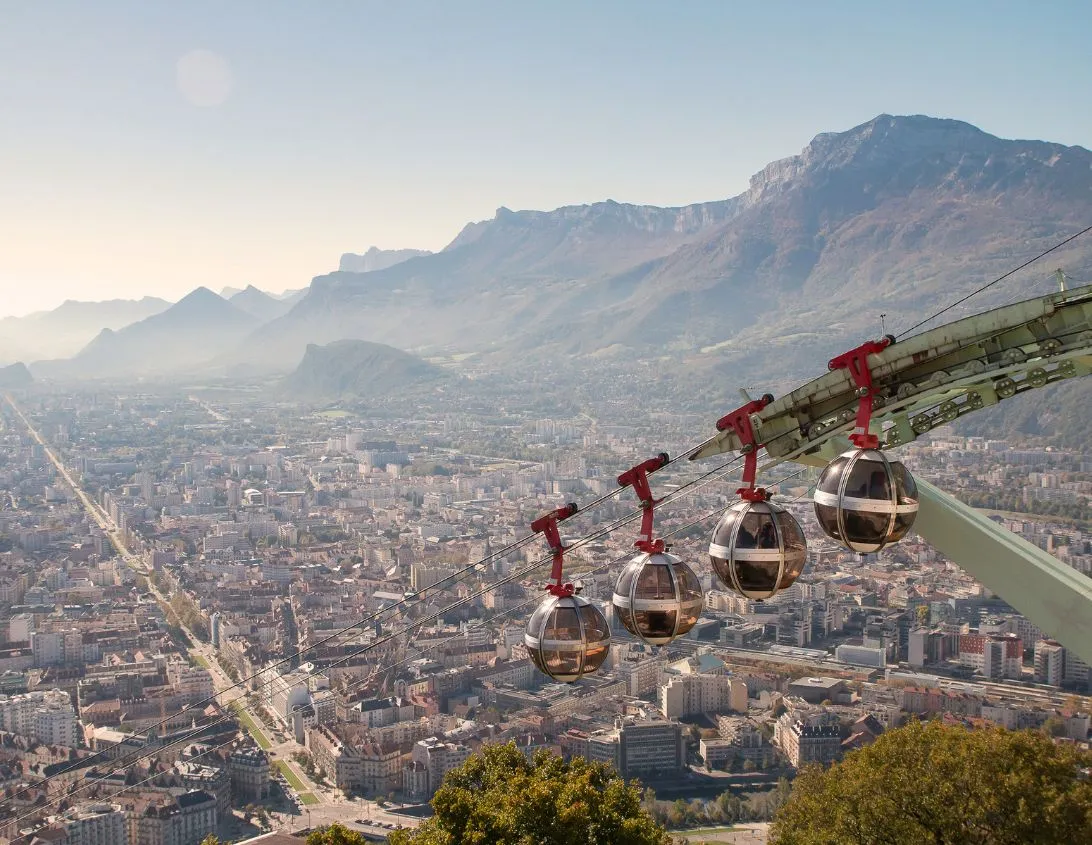Cabines du téléphérique de la Bastille avec vue aérienne sur Grenoble et ses montagnes à proximité de l'hôtel Ysotop.