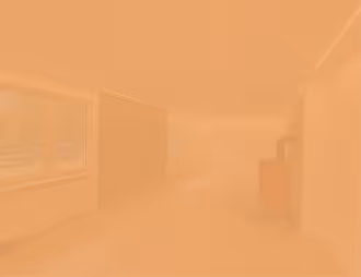 Helles, modernes Wohnzimmer mit großen Fenstern, Holzofen und Holzboden.