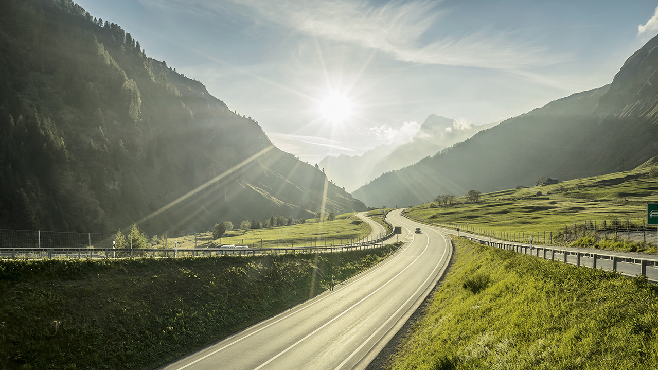 Sonnenschein mit Straße im Vordergrund