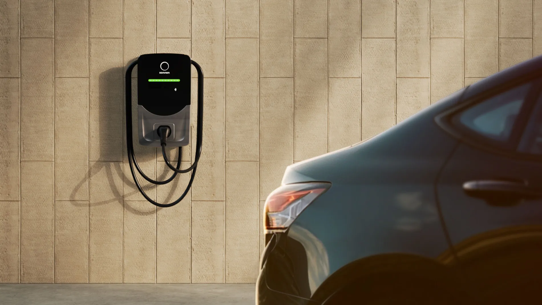 Das Heck eines E-Autos vor einem sonnenCharger mit automatisierter Phasenumschaltung