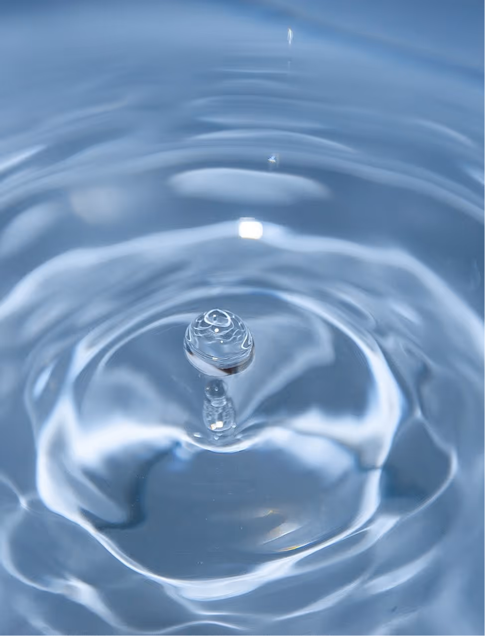 Photo de l'eau avec des ondes pour représenter les différentes types de besoins que le pôle recherche et développement en énergies renouvelables étudie.
