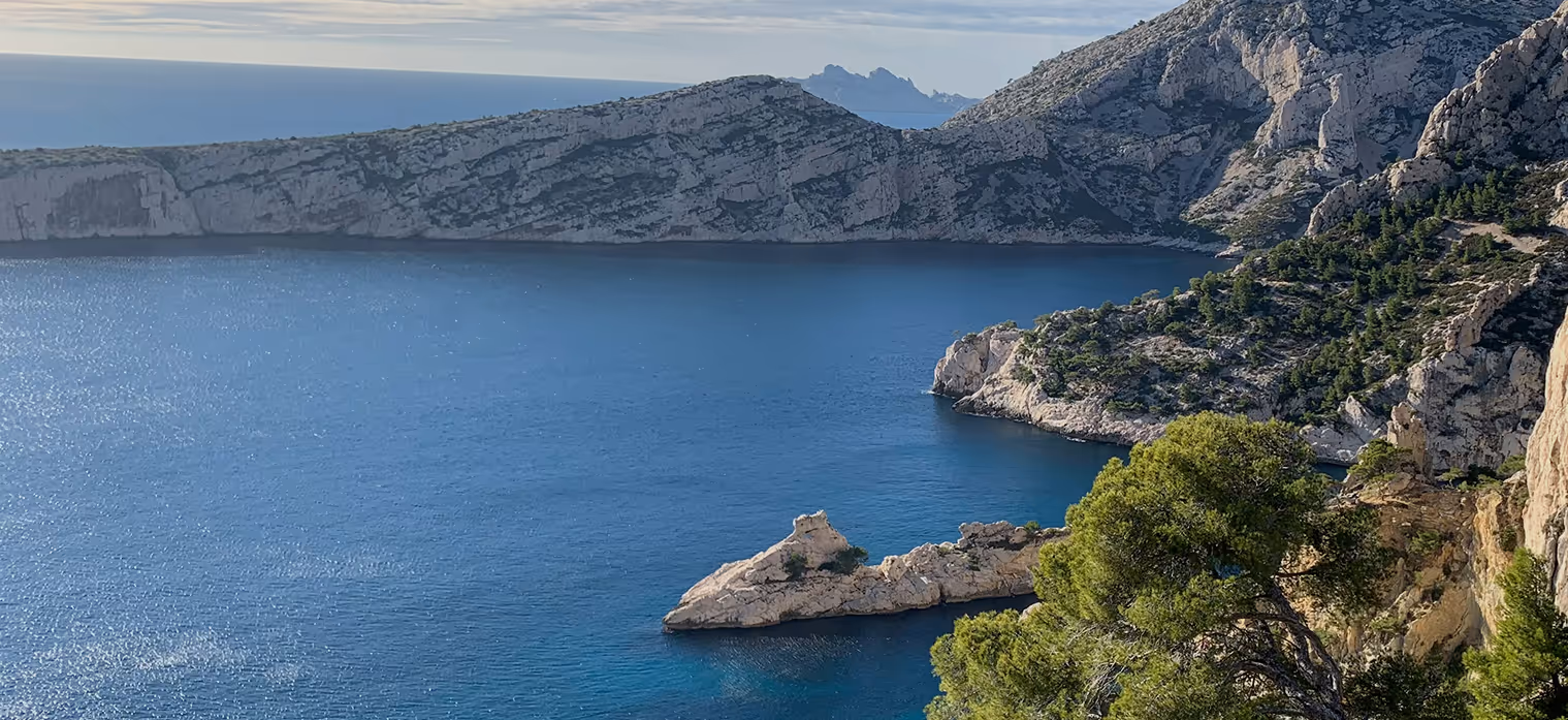 Image des calanques de Marseille pour accompagner le bandeau de contact du pôle recherche et développement en énergies renouvelables de Rener.
