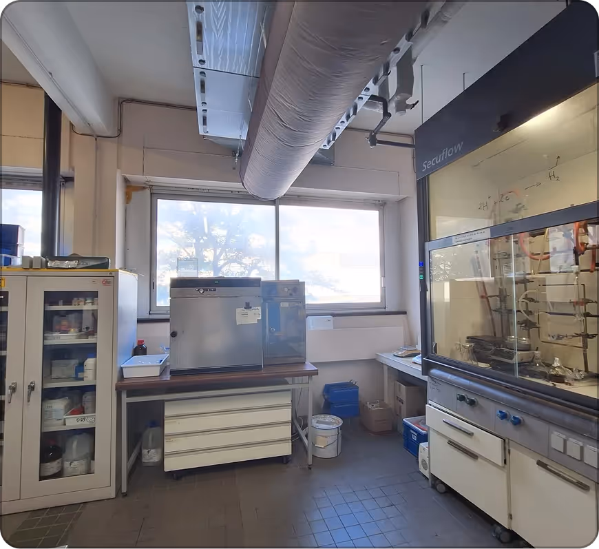 Laboratoire avec hotte Secuflow, équipements variés et armoire de stockage de produits chimiques.