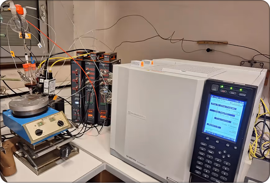 Appareil de laboratoire Shimadzu GC-2010 Plus pour la chromatographie en phase gazeuse avec système complexe de tubes et dispositif de chauffage à gauche.