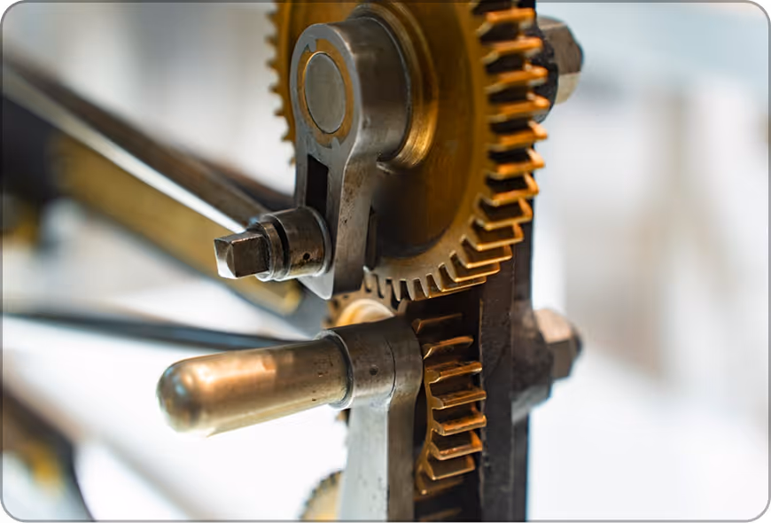 Gros plan de pièces mécaniques métalliques avec engrenages interconnectés pour représenter la maintenance de l'Hydraube.