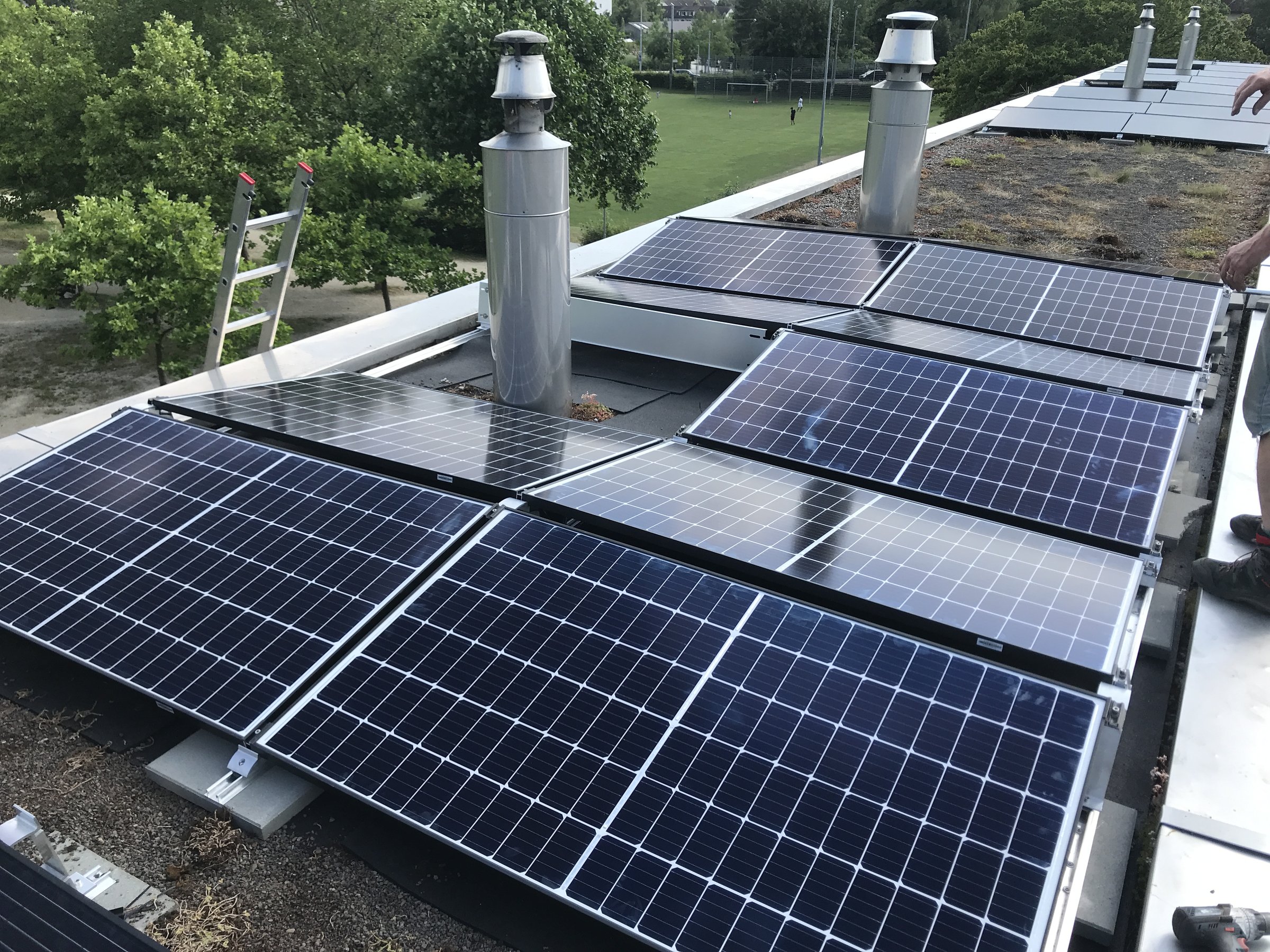 Aufdach-Solaranlage mit SolarEdge in Biel Schlösslifeld – Solarmaa Referenzprojekt