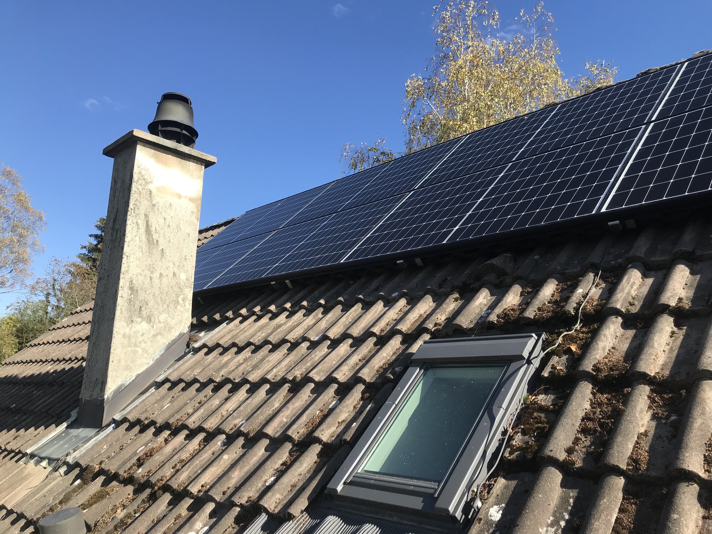Photovoltaikanlage in Fräschels im Seeland – Aufdach auf Betonziegel