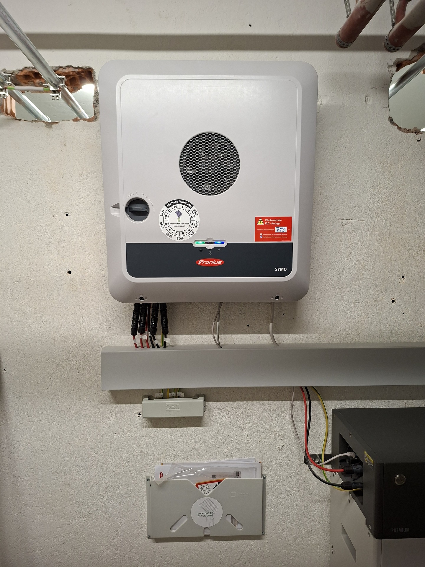 Fronius Gen24 Wechselrichter mit BYD-Batteriespeicher bei der Inbetriebnahme in Nidau