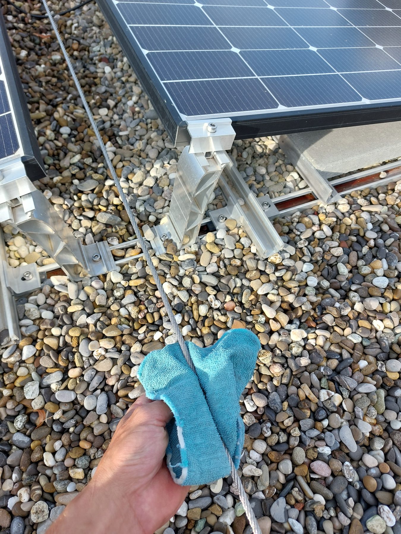 Solarmodule auf einem Kiesflachdach beim Anlagen-Check – Solarmaa
