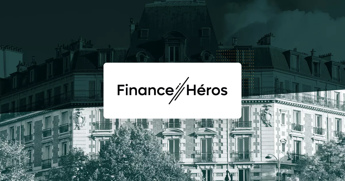 Logo Finance Héros sur fond d’un immeuble parisien classique avec arbres au premier plan.