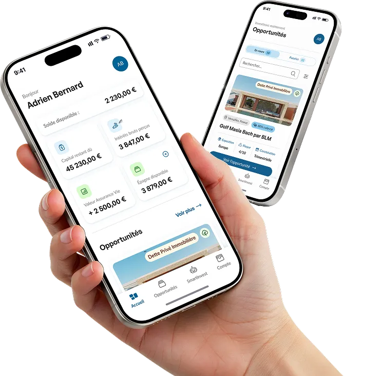 Un hombre que sostiene un smartphone en el que se muestra un panel de control financiero en francés con el saldo, el capital, los intereses y las oportunidades.