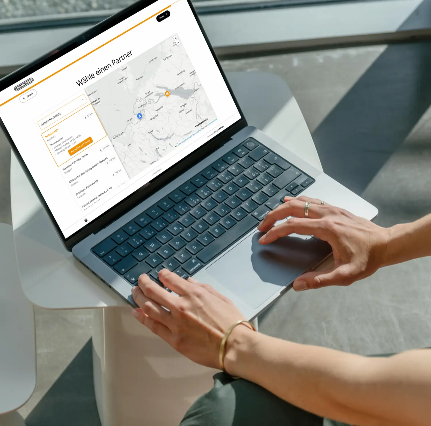 Laptop mit der simplysolve App, die Vorteile für Kunden aufzeigt
