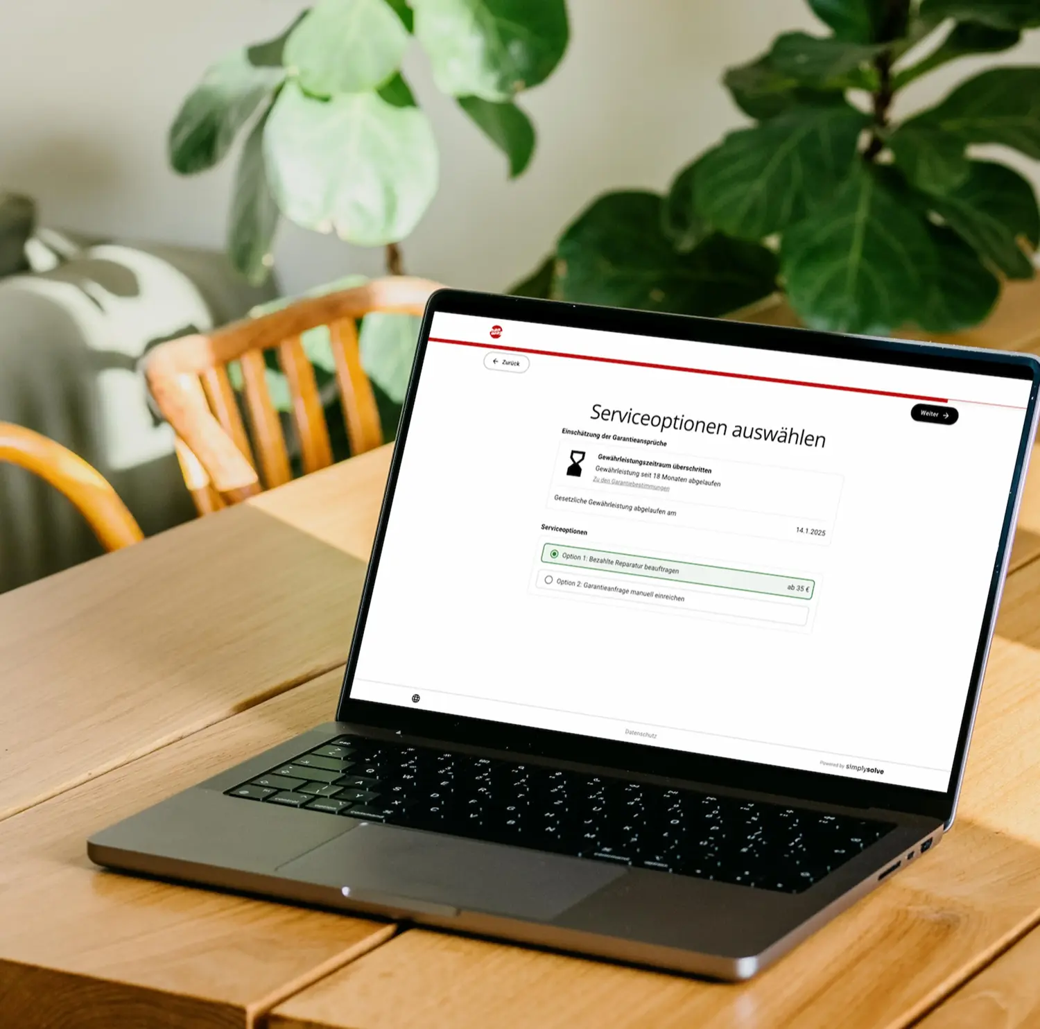 Laptop mit der simplysolve App, die Service-Prozesse automatisiert