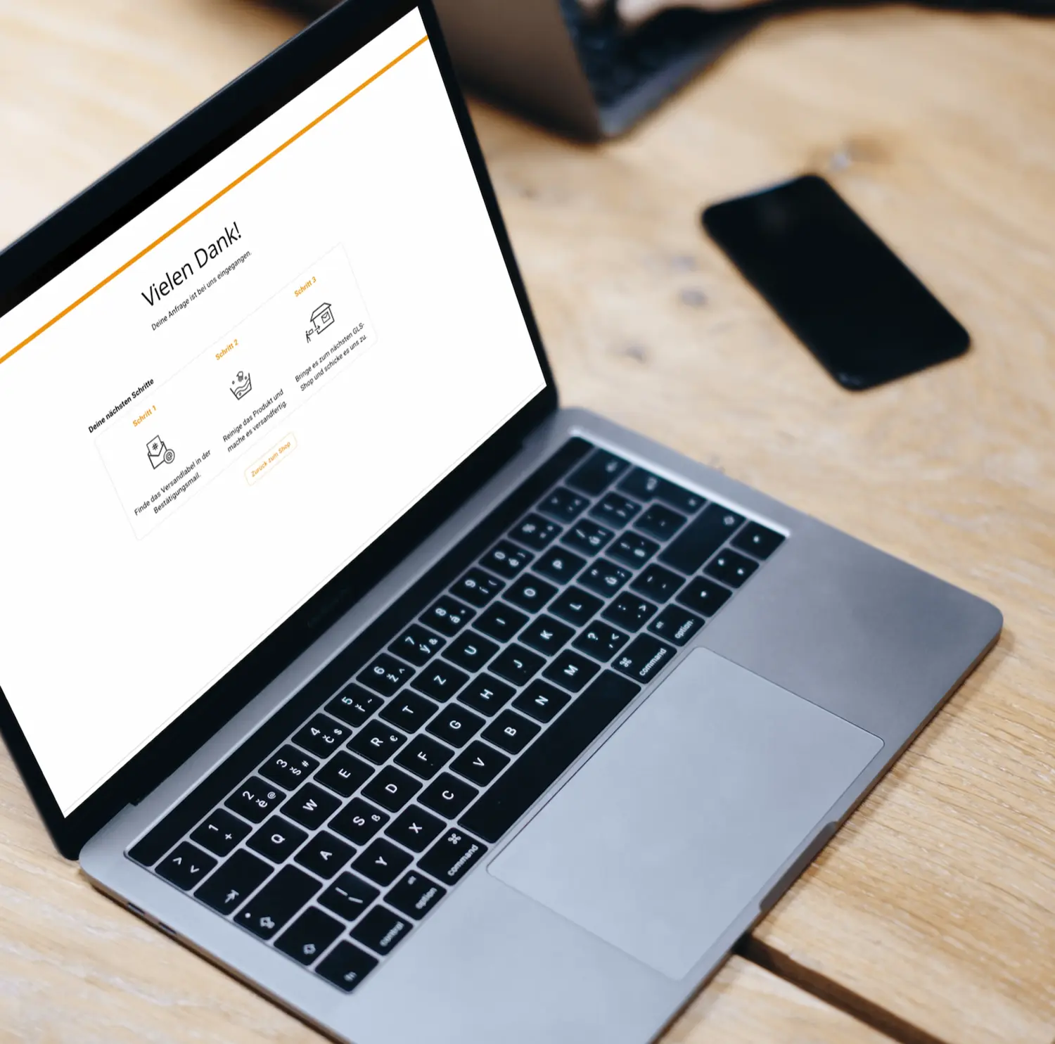 Laptop mit der simplysolve App, die zeigt, wie nahtlos sie sich in existierende Systeme einfügen lässt