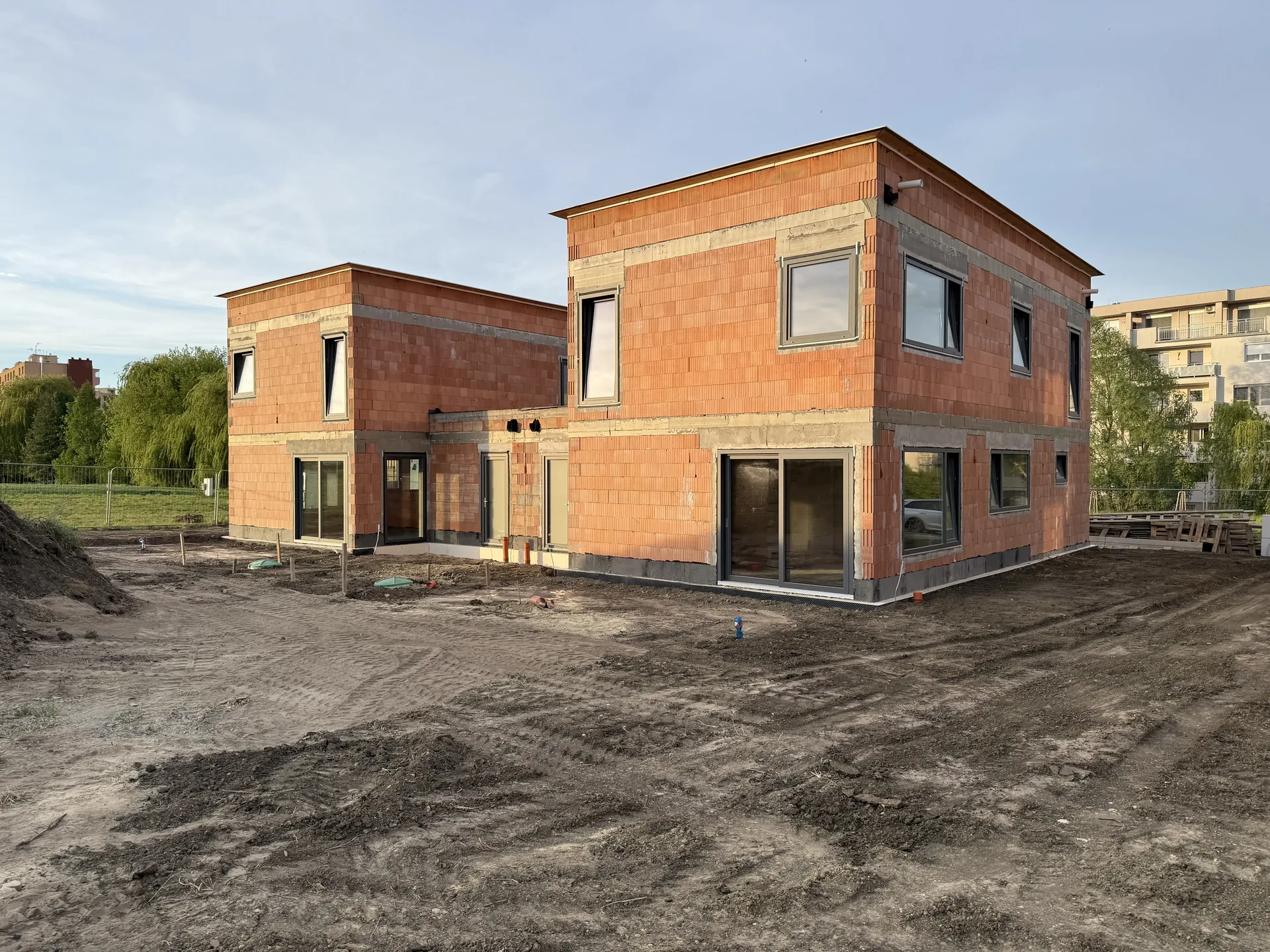 Průčelí dvou rodinných domů RD Hanácká Pole – cihelná konstrukce, velkoformátová okna, plochá střecha