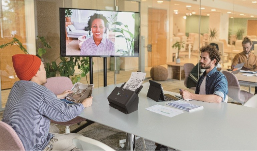 Ein Bild, das Kleidung, Person, Im Haus, Mobiliar enthält.Automatisch generierte Beschreibung
