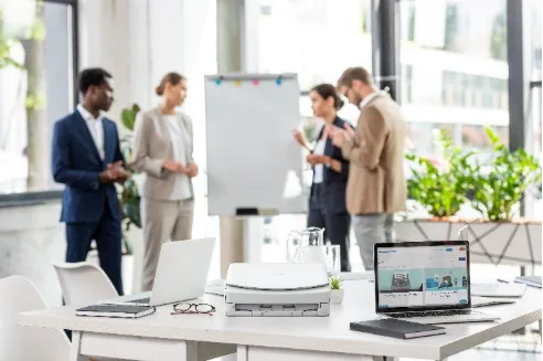 Ein Bild, das Kleidung, Im Haus, Person, Computer enthält.Automatisch generierte Beschreibung
