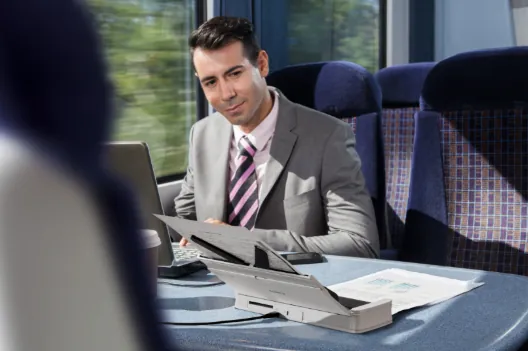 Ein Bild, das Person, Kleidung, Anzug, Menschliches Gesicht enthält.Automatisch generierte Beschreibung