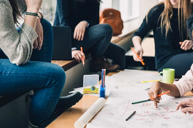 Gruppe an Menschen arbeitet an einem Projekt