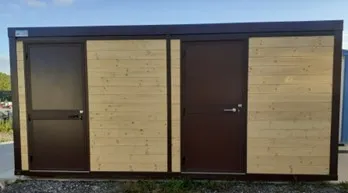 Cabane de stockage extérieure avec deux portes et panneaux en bois clair entre elles.