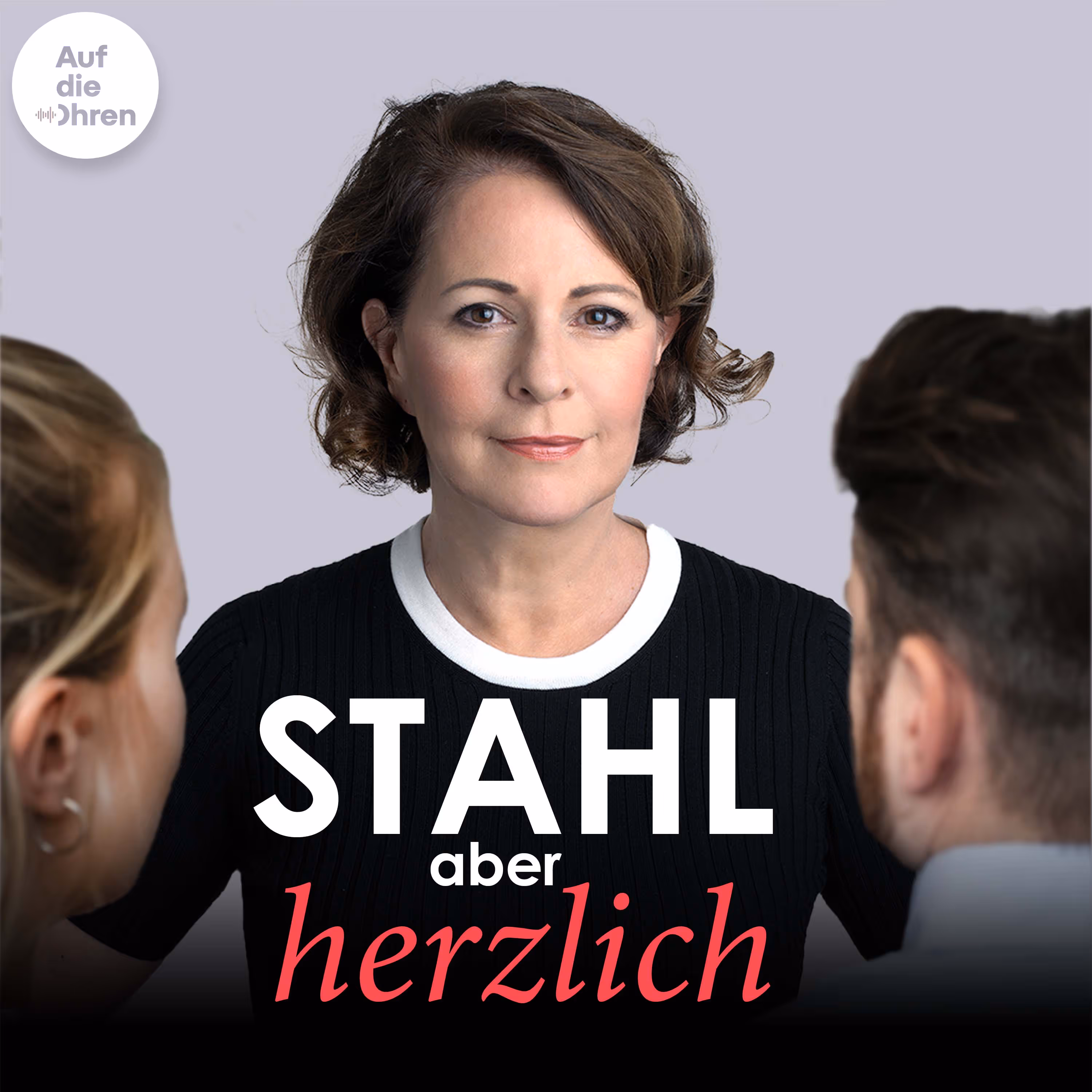 Porträt einer Frau mittleren Alters mit kurzem braunem Haar vor zwei verschwommenen Personen.