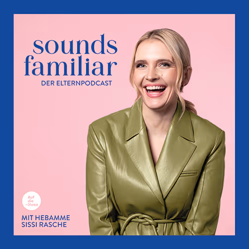 Lächelnde Frau in grünem Mantel vor rosa Hintergrund mit Text zum Elternpodcast Sounds Familiar.