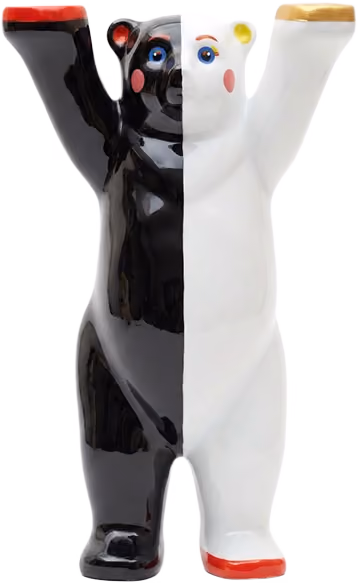 Figur des Berliner Bären, halb schwarz und halb weiß, mit erhobenen Armen.