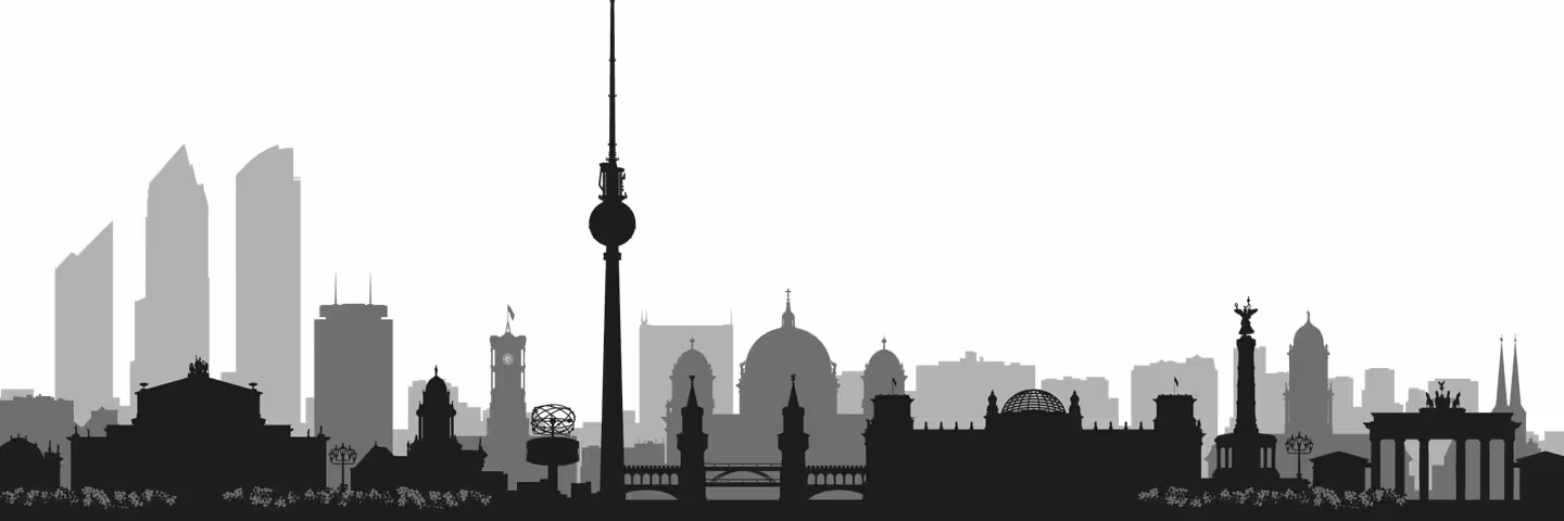 Silhouette der Berliner Skyline mit Fernsehturm, Reichstag und Brandenburger Tor.