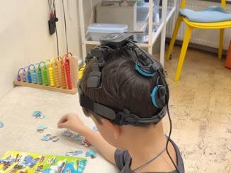 Сеанс фотобиомодуляции в KidiMind