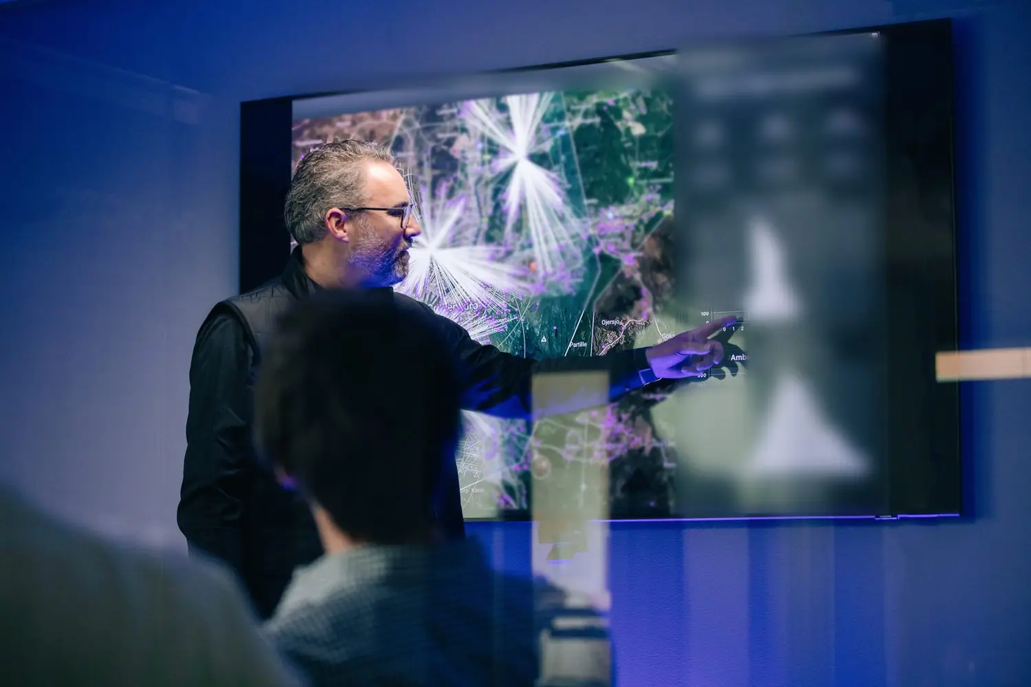 An Everdrone specialist presents a DEMS GridPlanner analysis of simulated DEMS missions on a large screen