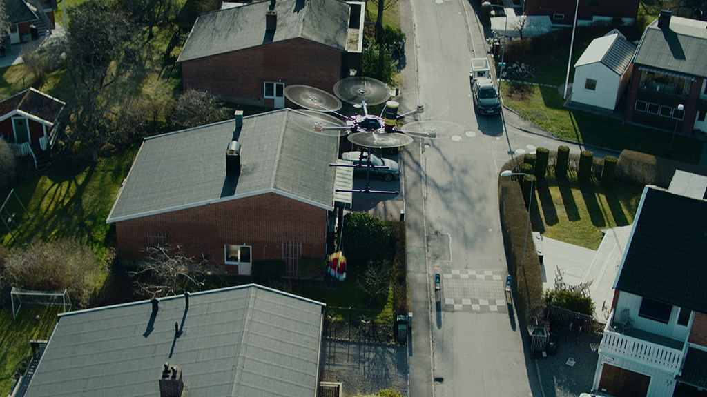 Everdrone drone lowering a defibrillator to the scene