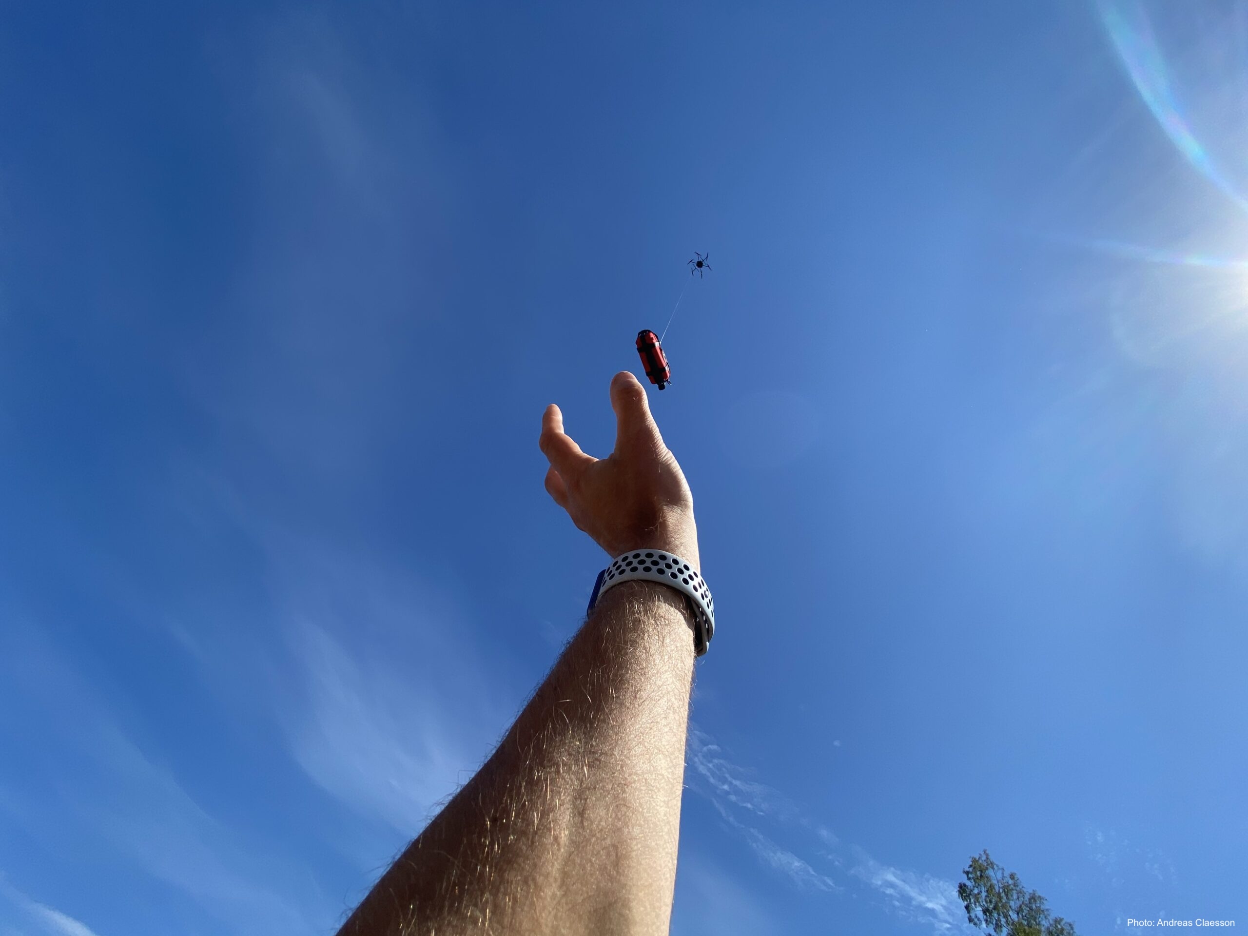 Everdrone drone delivering a defibrillator, photo by Andreas Claesson
